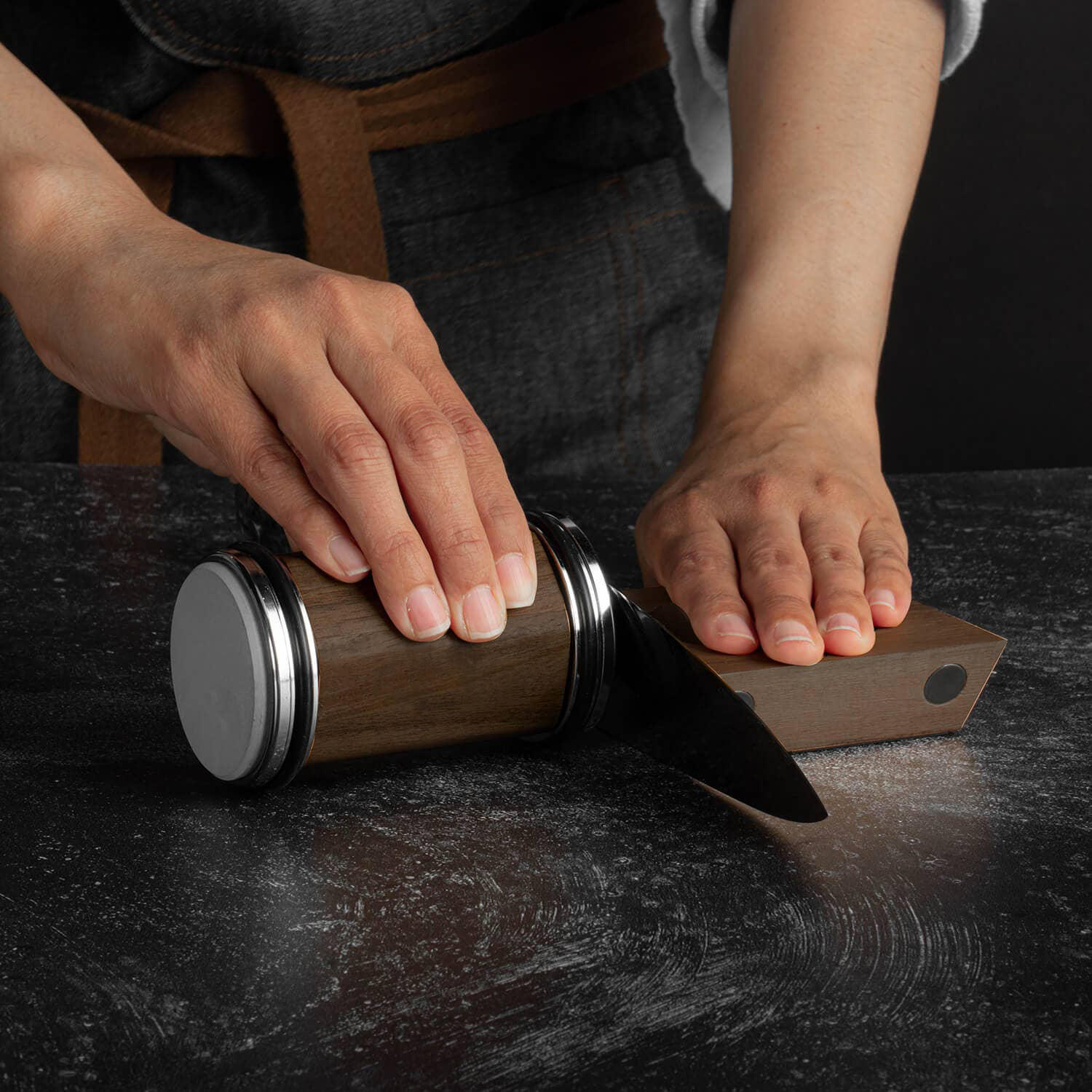 rolling knife sharpener in use paragon rz1